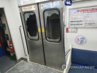 유리 박살 난 부산지하철 전동차