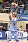 국민은행, KDB생명에 완승…4개팀, 반 경기차 혼전