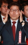 안경 고쳐 쓰는 김문수 전 경기지사