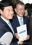 19대 대선 세종시 공약건의서 받아든 문재인