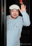 마카오에서 손 흔드는 김정남