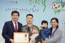 구조 생각뿐이었다…불타는 차 내 일가족 구한 육군상사