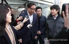 기자들의 질문 받는 김영기 사장