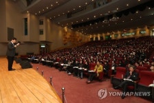 인사말 전하는 이민철 원장