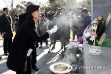무명용사탑 참배하는 심상정