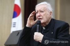 답사하는 맥그린치 신부