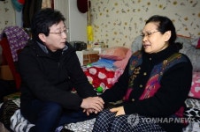 두 손 꼭 잡고