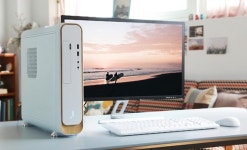 데스크톱에 나뭇결 무늬가…재도약 노리는 왕년의 국민 PC