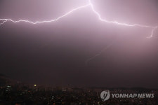 청주 밤새 낙뢰·천둥…교통신호등 무더기 오작동