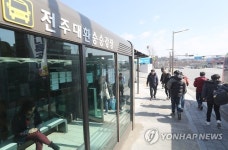 승강장서 시내버스 타고 내리는 시민