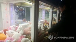 고가상품으로 유혹 영업시간 위반…불법 판치는 인형뽑기방