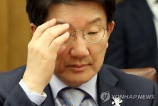 안경 고쳐 쓰는 권성동