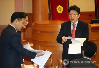 자료 보는 권성동 법사위원장
