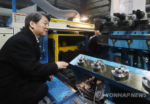공장 둘러보는 안철수