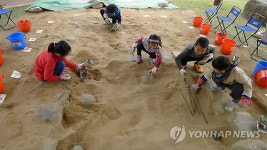 유적 발굴 체험하는 어린이들