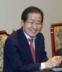 부산 찾은 홍준표 지사 미소