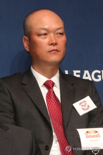 질문 듣는 김태완 감독