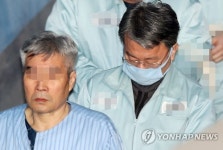 고개 숙인 채 법정 향하는 검사장 출신 홍만표