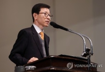 축사하는 송덕수 이대 총장직무대행