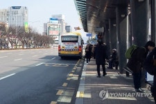 신설된 선운 14번 버스 타는 시민들