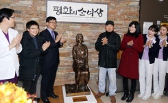 김해 병원 안에 평화의 소녀상 섰다…개인 건립으론 처음