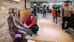 김해 병원 안에 평화의 소녀상 섰다…개인 건립으론 처음