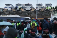 현대중 주주총회장 둘러싼 경찰