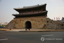 보물402호 수원 팔달문 침입, 문루 발로 찬 30대 검거