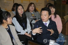 여성 근로자와 대화하는 남경필