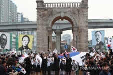 독립문 앞에서