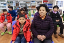 증손자뻘과 함께 초등학교에 입학한 칠순 할머니…무주 부당초