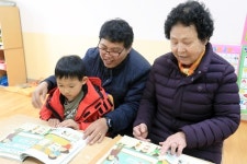 증손자뻘과 함께 초등학교에 입학한 칠순 할머니…무주 부당초