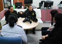 교포2세 美여경, 부산 휴가중 모국 경찰관 체험