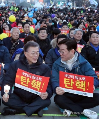 촛불집회 참석한 문재인 이재명
