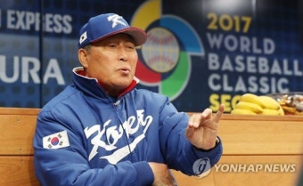 답하는 김인식 감독