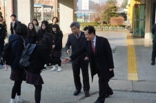 [충북소식] 김병우 교육감 신학기맞아 등굣길 격려