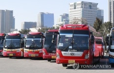 경복궁 나서는 관광버스