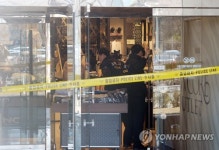 인천 뉴코아아울렛 지하 1층 연기…이용객 대피