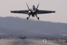 착륙하는 주한미군  F/A-18 슈퍼호넷