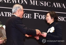 연주상 받는 성시연