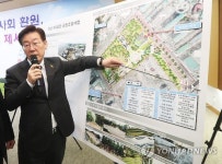 성남 제1공단 공원조성사업 설명하는 이재명