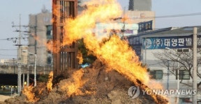 포항 땅속 가스 불 사흘째 활활…천연가스나 경제성 낮을 듯