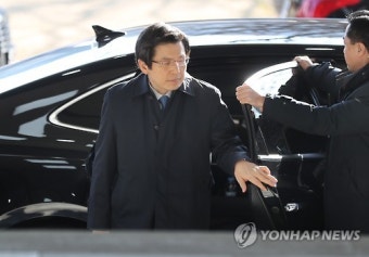 정부서울청사로 출근하는 황 권한대행