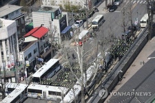 [대통령 탄핵]효자로 입구 차벽으로 막은 경찰