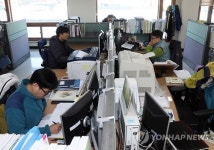 주말에도 출근한 선관위 직원들