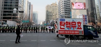 경찰, 을지로 북단 방향 차단