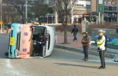 센텀시티 교차로서 마을버스-택시 충돌 9명 부상