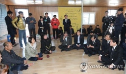 세월호 미수습자 가족 만나는 농해수위원