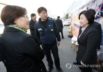 동광기연 노조원 격려하는 심상정