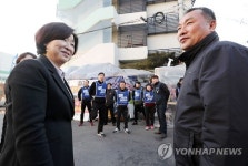 동광기연 노조원 격려하는 심상정